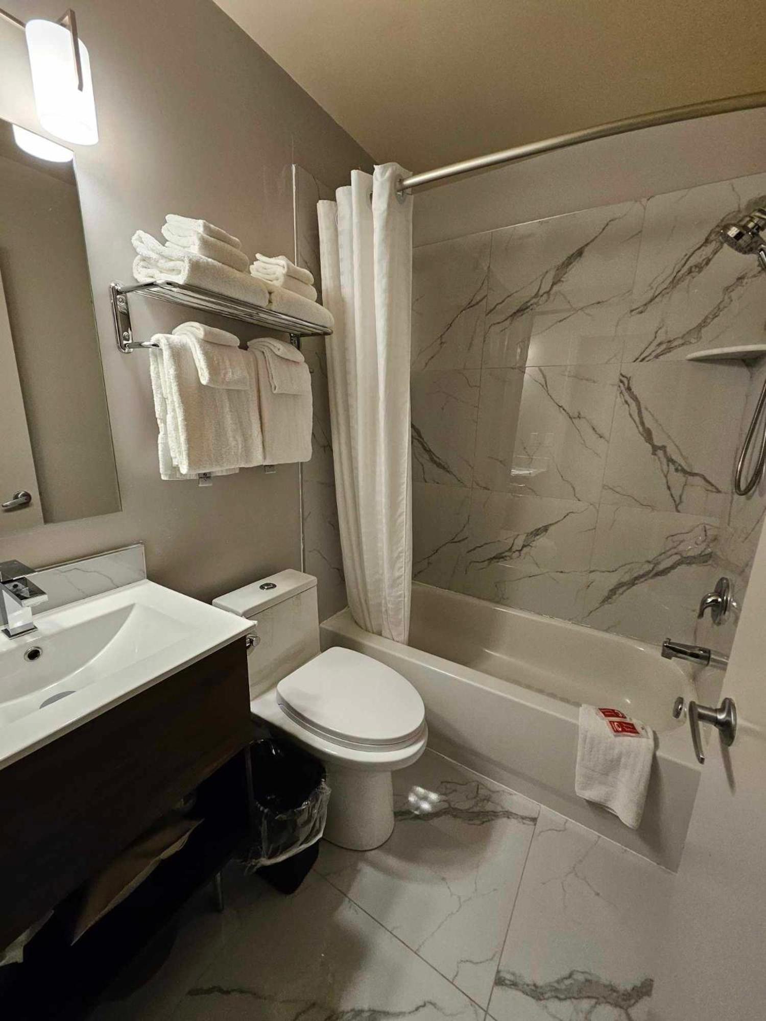 Econo Lodge Montréal Eksteriør bilde